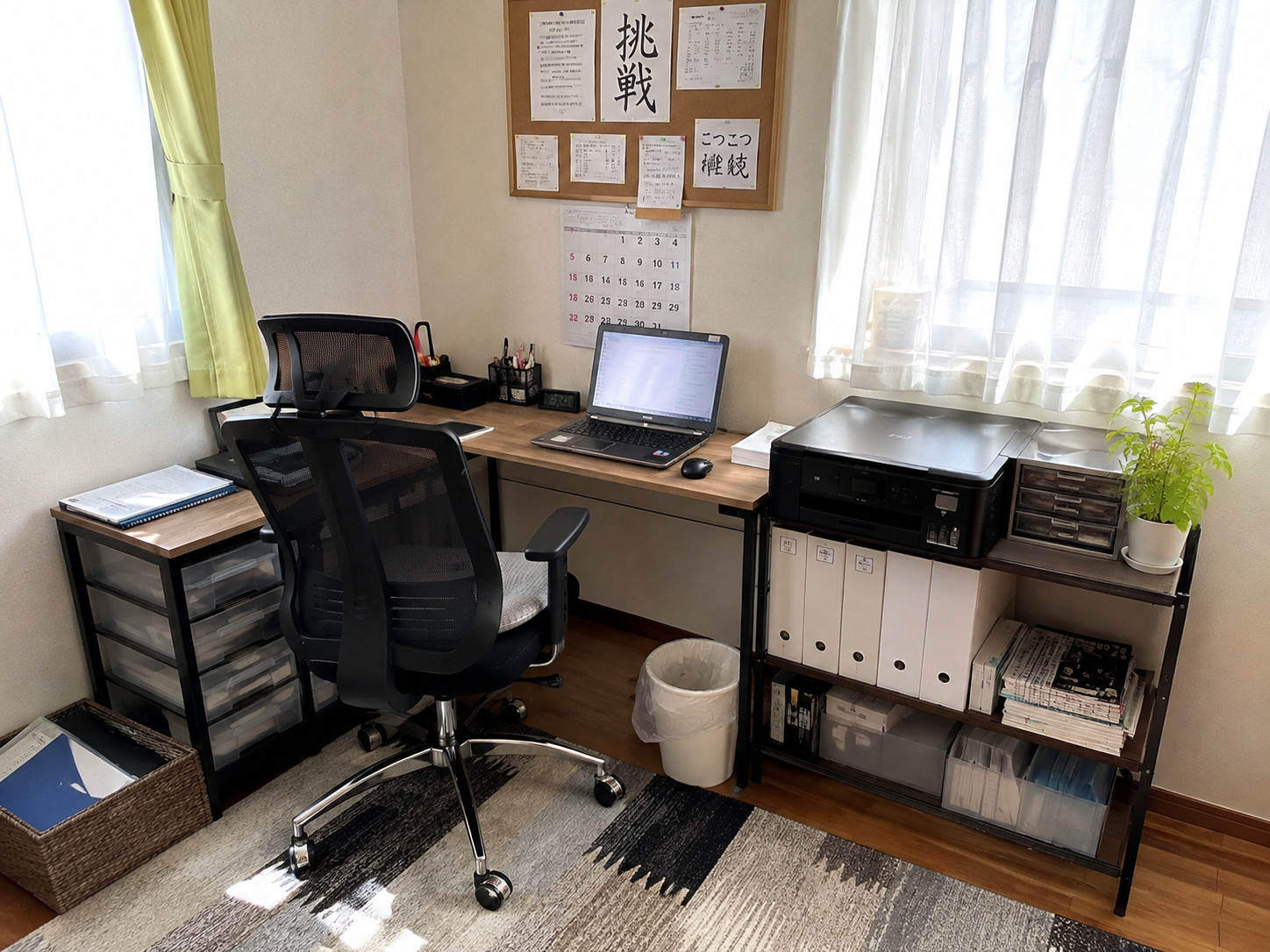審査に提出した事務所写真のイメージ（AI生成）。デスクとパソコンのある自宅の作業部屋