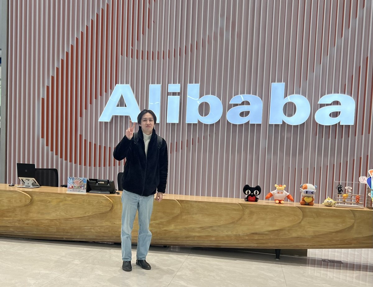 アリババ杭州本社の受付。Alibabaのロゴが掲げられている