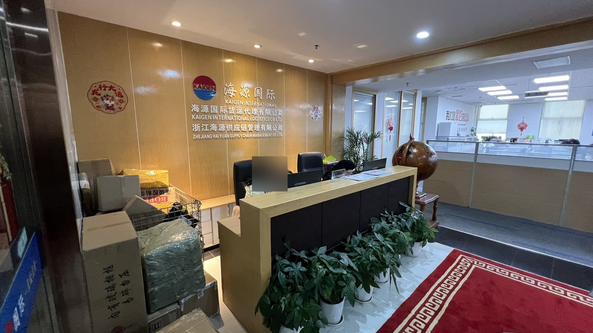 海源国際(KAIGEN INTERNATIONAL)の本社受付。社名の看板と受付カウンターが写っている