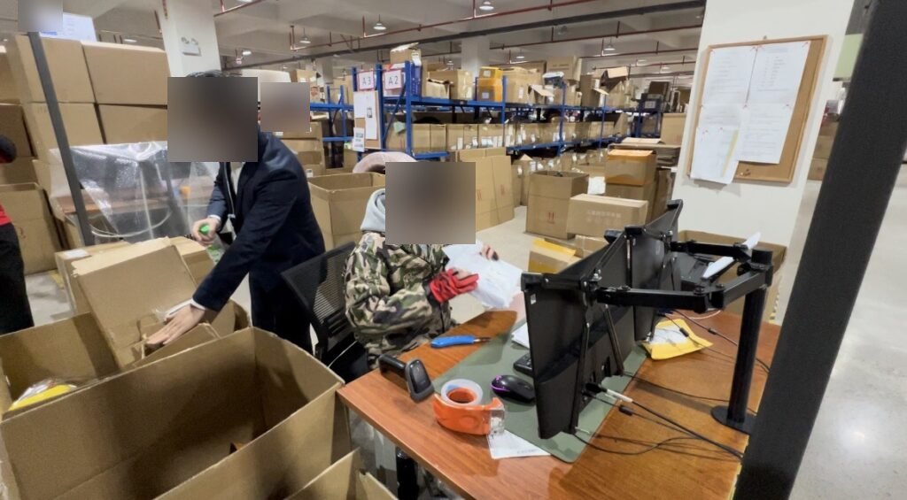 ラクマート倉庫の検品台で、スタッフが届いた商品を1点ずつ確認している様子