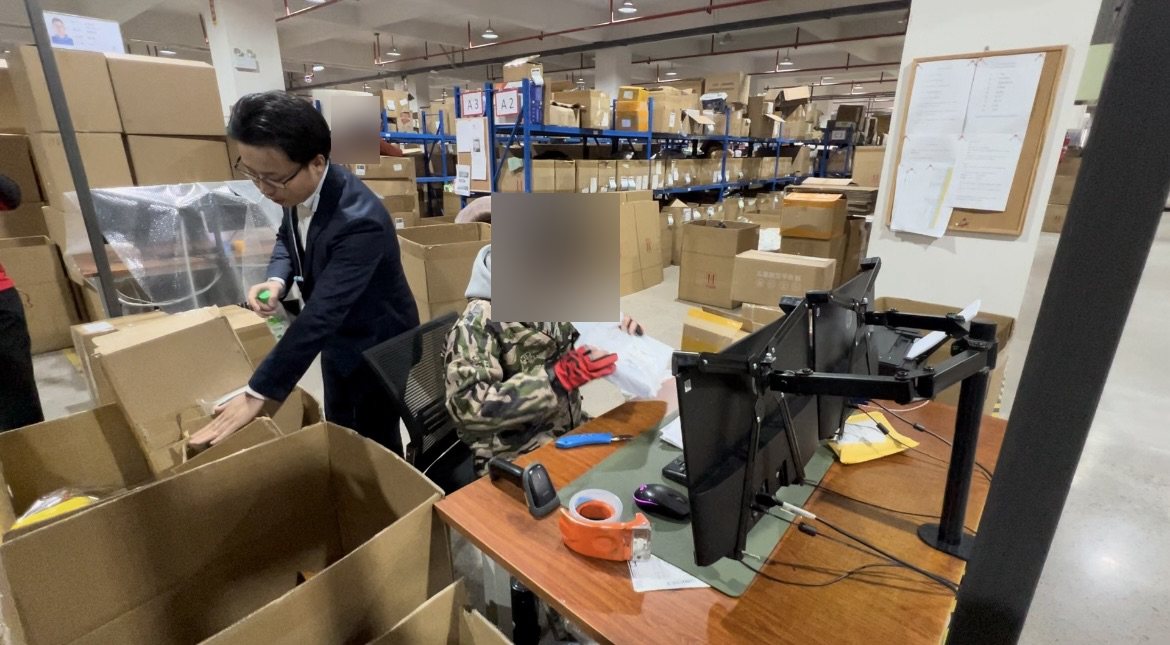 ラクマートのスタッフが検品台で、届いた商品を袋から出して1688の商品ページと照らし合わせている様子