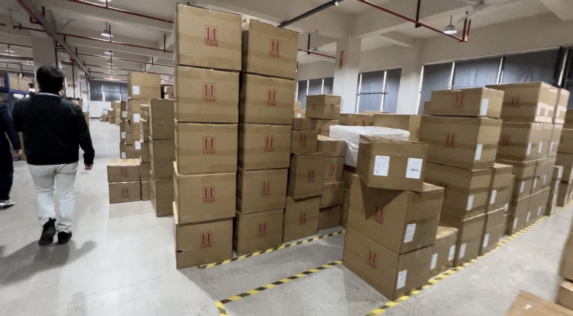 ラクマート倉庫で国際便用の段ボールに梱包が完了し、出荷を待っている商品の山