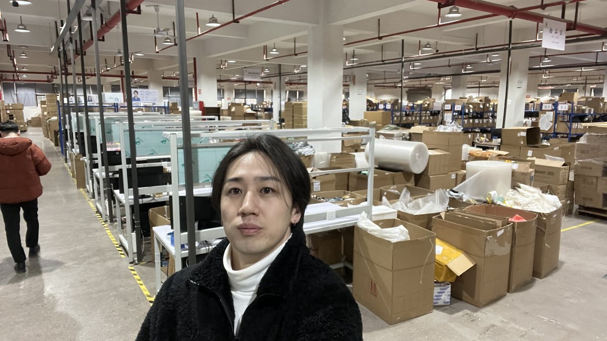 ラクマート本社の倉庫内。棚と作業スペースが分かれ、商品が種類ごとに管理されている様子
