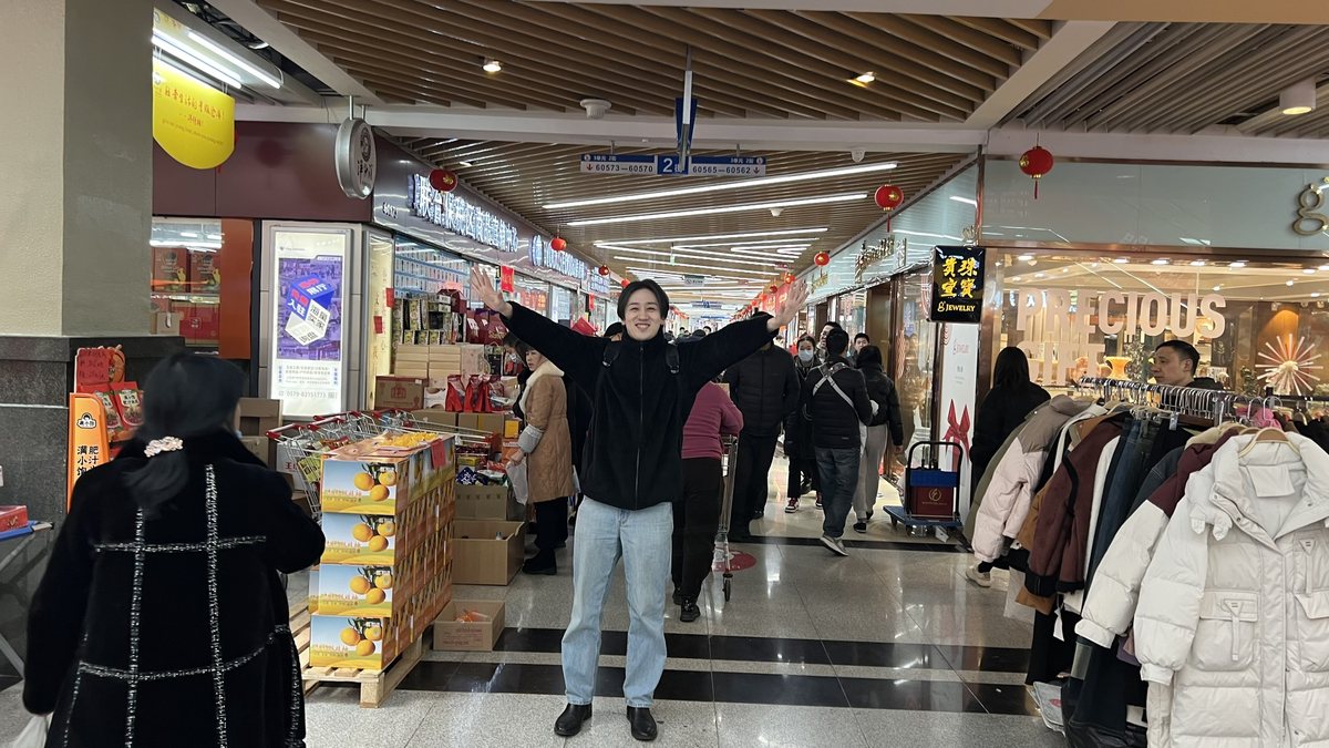 義烏国際商貿城の通路。区画番号のついた店舗がモール状にどこまでも続いている