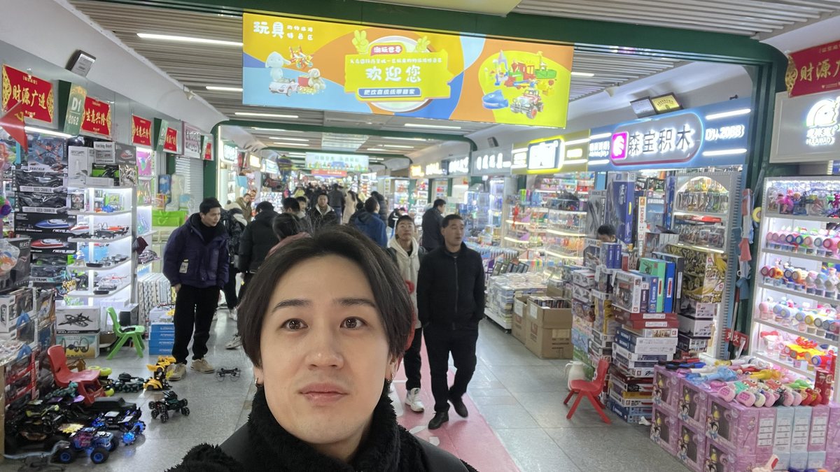 義烏国際商貿城のおもちゃゾーン。玩具を扱う店舗が通路の両側に並んでいる